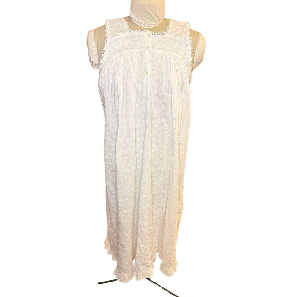 Delicates Feminine Eyelet Nightgown Sz. Small Delicate